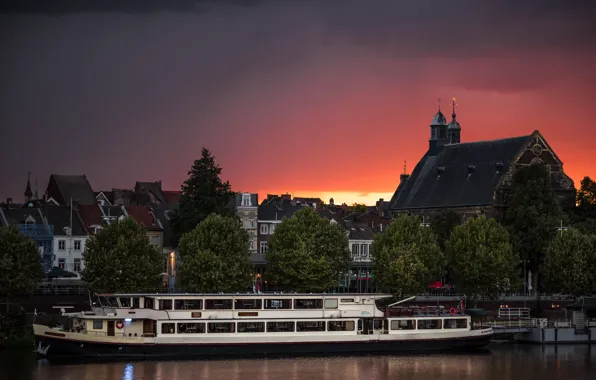 Картинка небо, закат, тучи, река, дома, вечер, причал, зарево, Нидерланды, набережная, теплоход, Maastricht