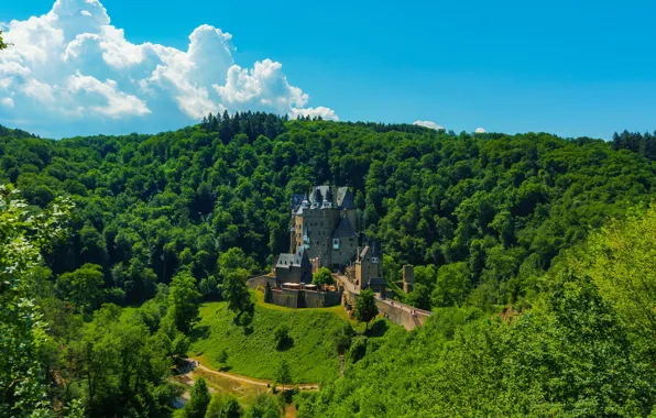 Картинка зелень, лес, лето, небо, солнце, облака, деревья, замок, гора, Германия, вид сверху, Eltz Castle