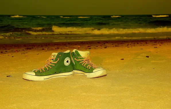 Картинка песок, море, волны, green, побережье, кеды, converse, shoes sneakers, конверсы, all star, шнуровка., scumbria