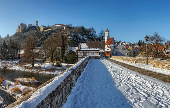 Картинка зима, небо, солнце, снег, деревья, пейзаж, мост, гора, дома, Германия, Бавария, речка, Harburg