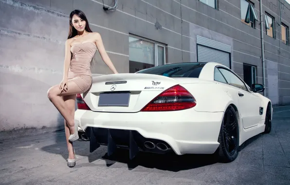 Картинка взгляд, Девушки, Mercedes, азиатка, AMG, красивая девушка, оперлась на машину, белый авто