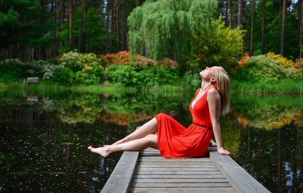 Картинка девушка, река, красное, платье, Zigmars Berzins