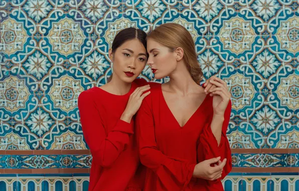 Картинка стена, настроение, узор, красное платье, две девушки