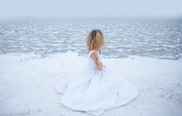 Картинка девушка, снег, озеро, берег, платье, холодно, Lichon, cracked
