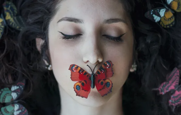 Картинка девушка, лицо, бабочка, волосы, лежит