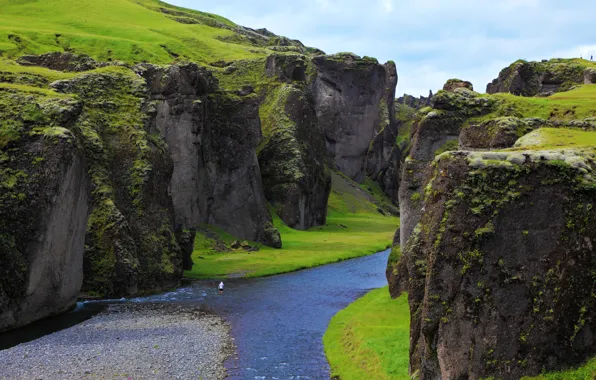 Картинка зелень, солнце, камни, скалы, каньон, речка, Исландия, Fjadrargljufur