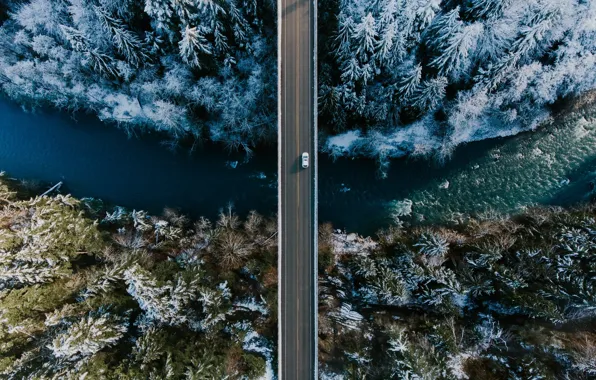 Картинка зима, машина, снег, мост, река, леса, вид сверху