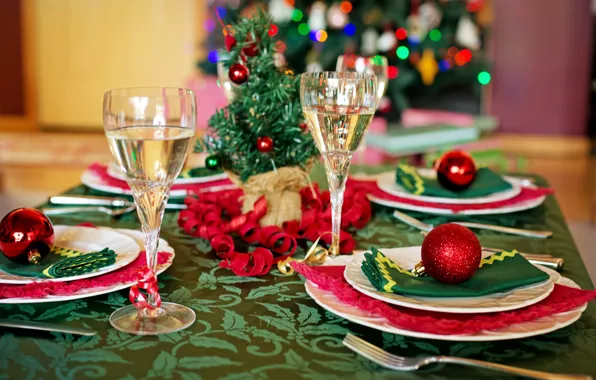 Картинка стол, праздник, шары, игрушки, новый год, рождество, бокалы, тарелки, посуда, ёлка, шампанское, серпантин, сервировка, салфетки