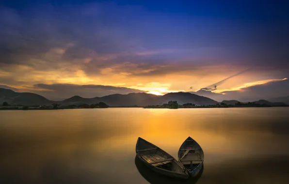 Картинка закат, горы, озеро, лодки