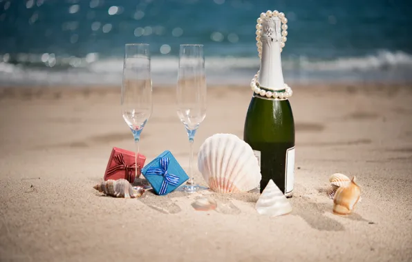Картинка песок, море, пляж, солнце, блики, берег, бутылка, бокалы, подарки, бусы, ракушки, шампанское, ленточки, боке, коробочки