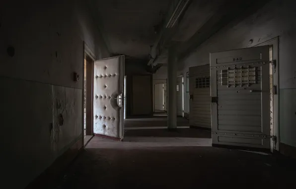Картинка мрак, двери, коридор