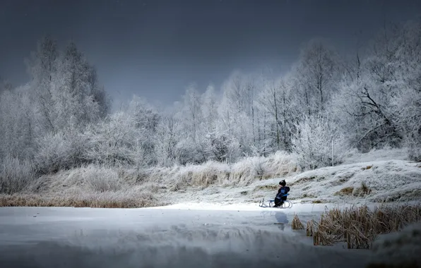 Картинка зима, озеро, мальчик, санки