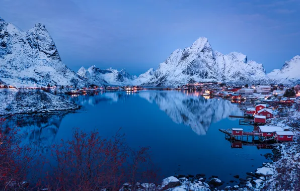 Картинка зима, небо, вода, снег, горы, огни, отражение, вечер, Норвегия, залив, домики, Лофотенские острова, Reine, Lofoten