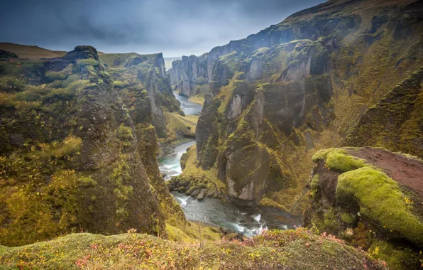 Картинка тучи, река, камни, скалы, мох, каньон, Исландия, Vestur-Skaftafellssysla