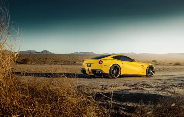 Картинка дизайн, пустыня, желтая, классная, Ferrari F12