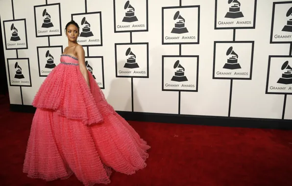 Картинка певица, Rihanna, розовое платье