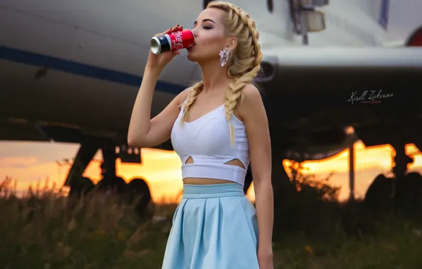 Картинка модель, самолёт, Coca-Cola, косы, баночка, Кирилл Закиров, Мария Романова