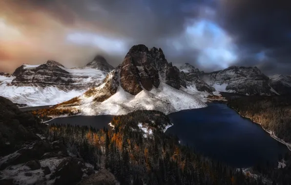 Картинка зима, осень, лес, облака, снег, горы, озера, Канада, озёра, горный хребет, Канадские Скалистые горы, Гора …