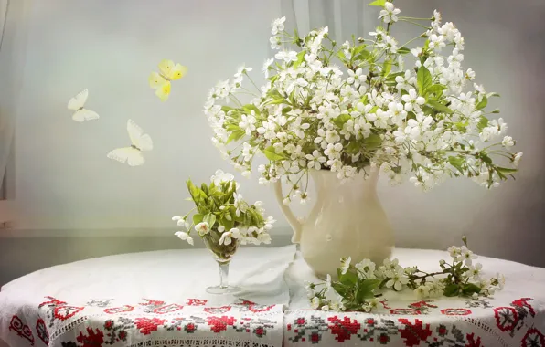 Картинка бабочки, цветы, стол, бокал, ваза, белые, скатерть