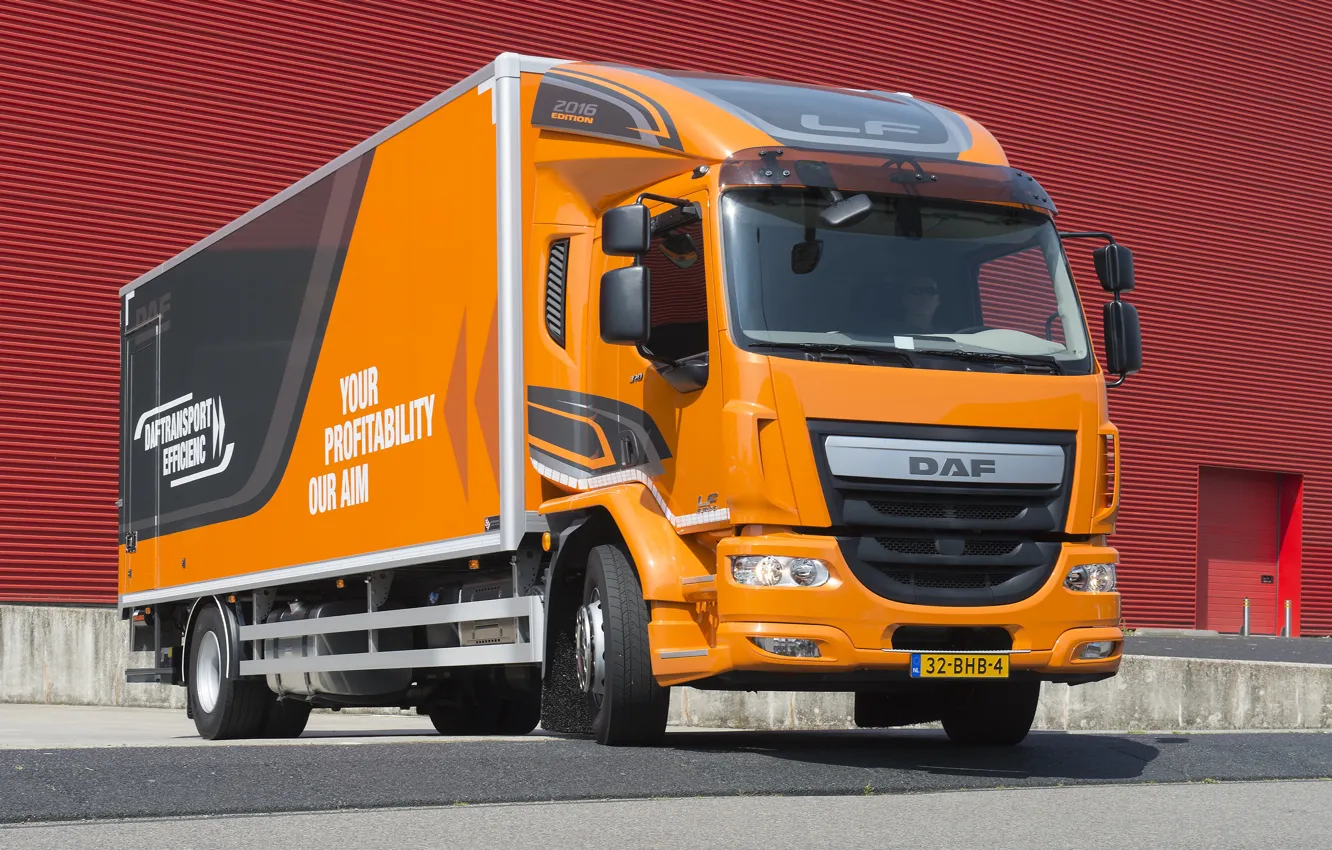 Фото обои оранжевый, стена, фургон, DAF, ДАФ, 2016, бортовая платформа, 4х2, Euro6, DAF LF 320 FA