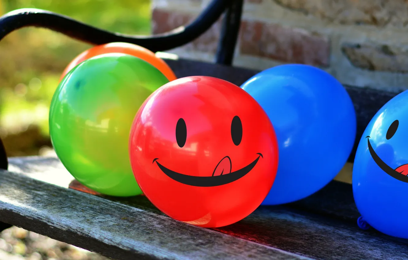 Фото обои шарики, скамейка, синий, красный, улыбка, зелёный, смайлик, воздушные шарики