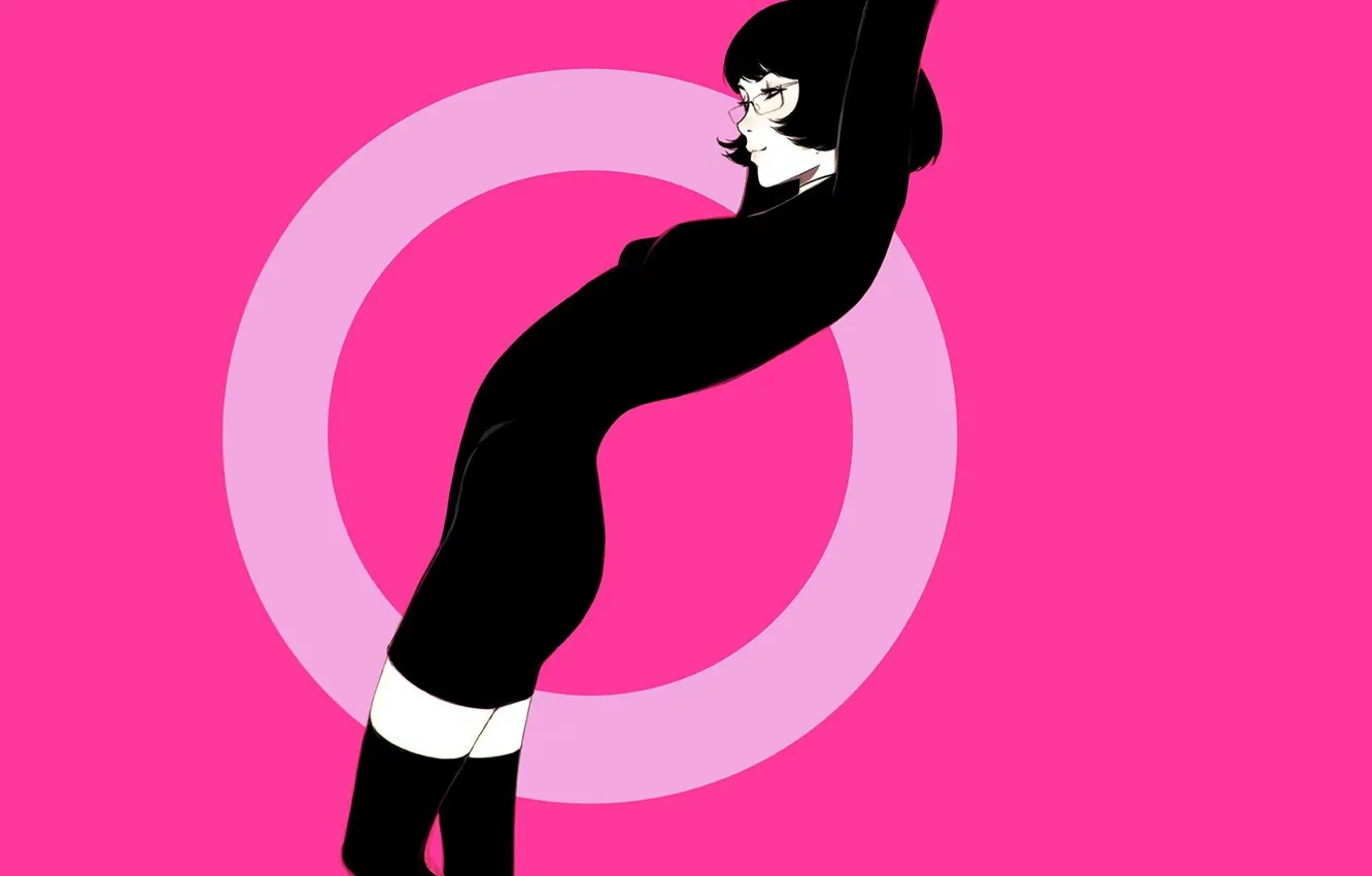 Фото обои девушка, поза, стрижка, круг, брюнетка, очки, черное платье, розовый фон, черные чулки, Илья Кувшинов