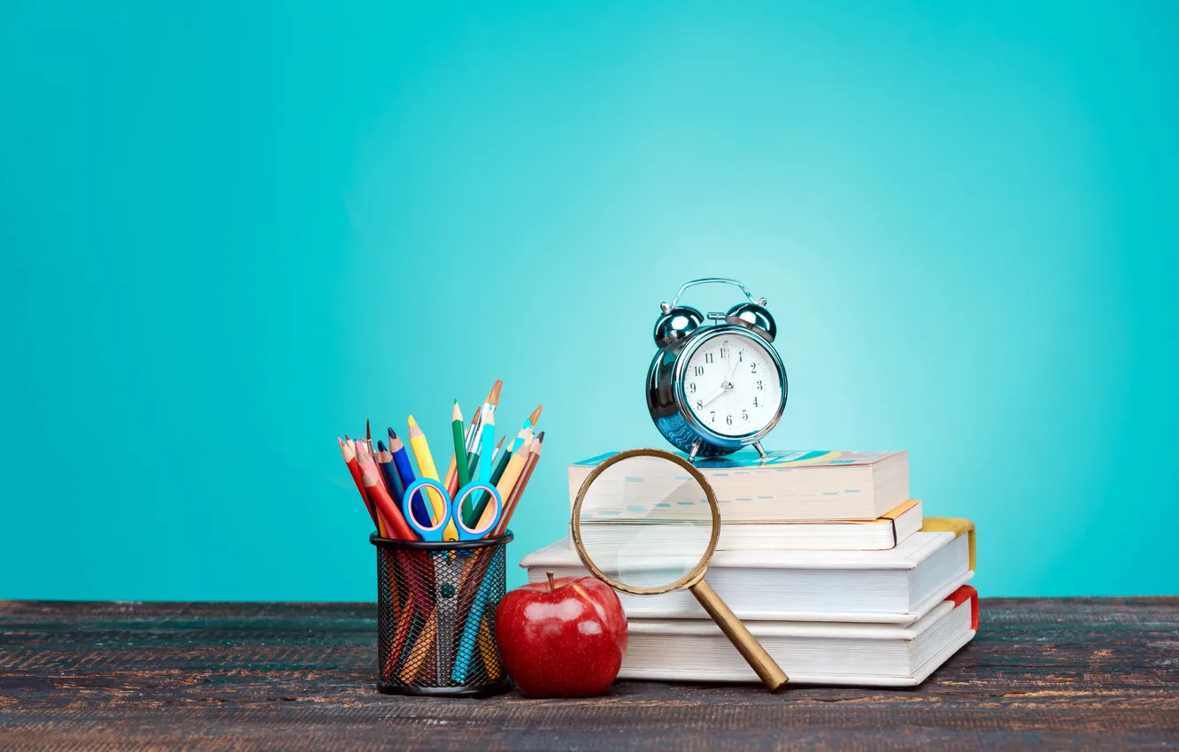 Фото обои стол, фон, часы, книги, яблоко, карандаши, будильник, лупа, ножницы, кисточки, канцелярия