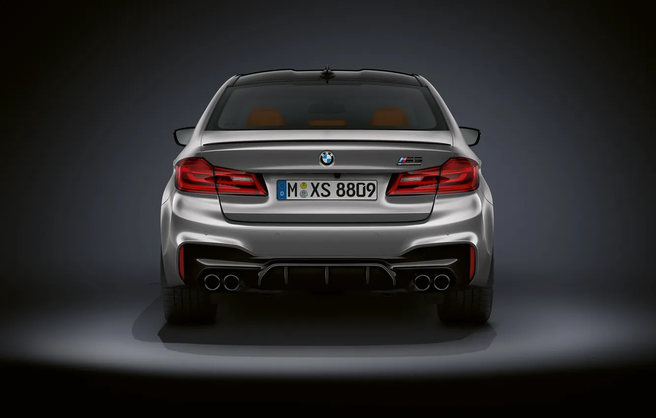 Фото обои серый, фон, BMW, седан, тёмный, 4x4, 2018, корма, 625 л.с., четырёхдверный, M5, V8, F90, 4.4 …