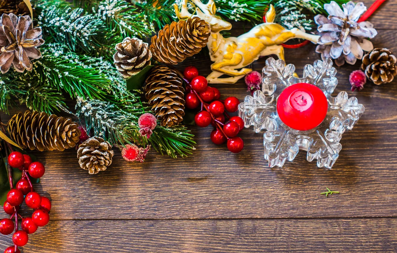 Фото обои украшения, ветки, ягоды, праздник, доски, новый год, рождество, свеча, олень, шишки, снежинка, фигурка, декор