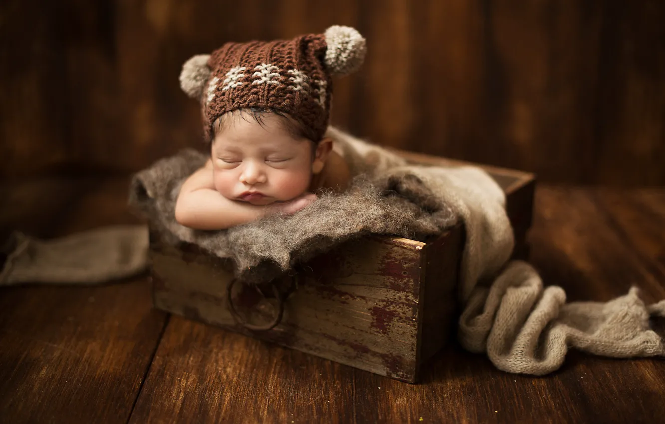 Фото обои доски, сон, шарф, помпоны, пол, ящик, ребёнок, шапочка, младенец