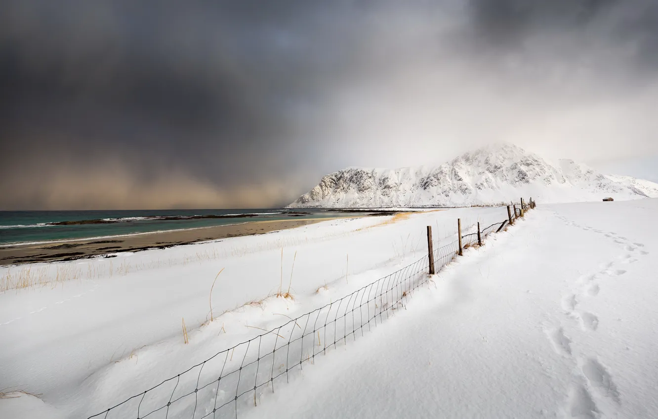 Фото обои зима, море, снег, берег, забор