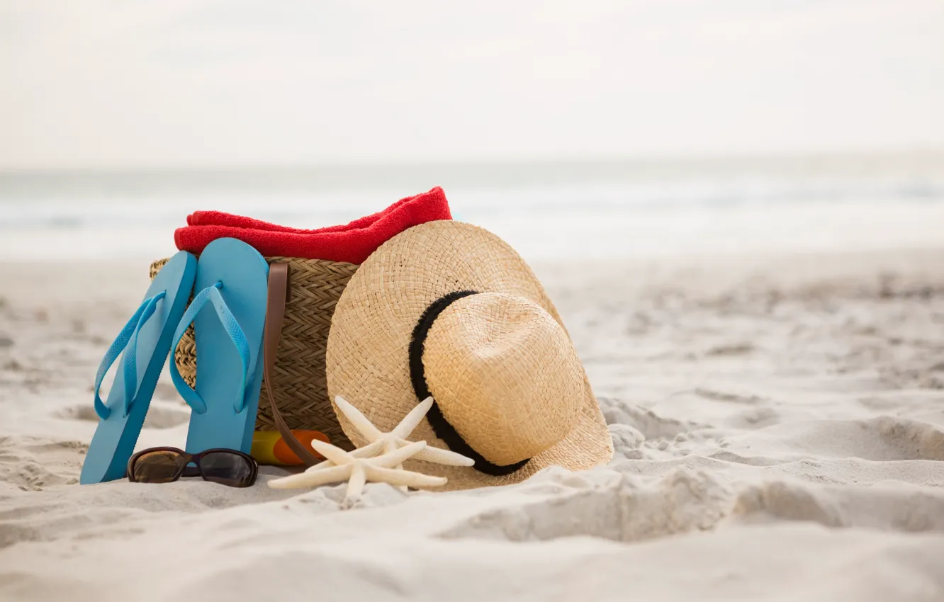 Фото обои песок, море, пляж, лето, природа, шляпа, ракушки, морская звезда, сланцы