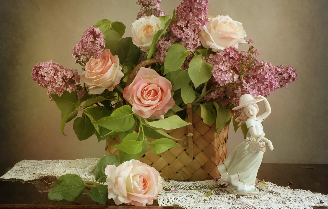Фото обои цветок, девушка, цветы, корзина, роза, розы, статуэтка, сирень, салфетка, фигурка