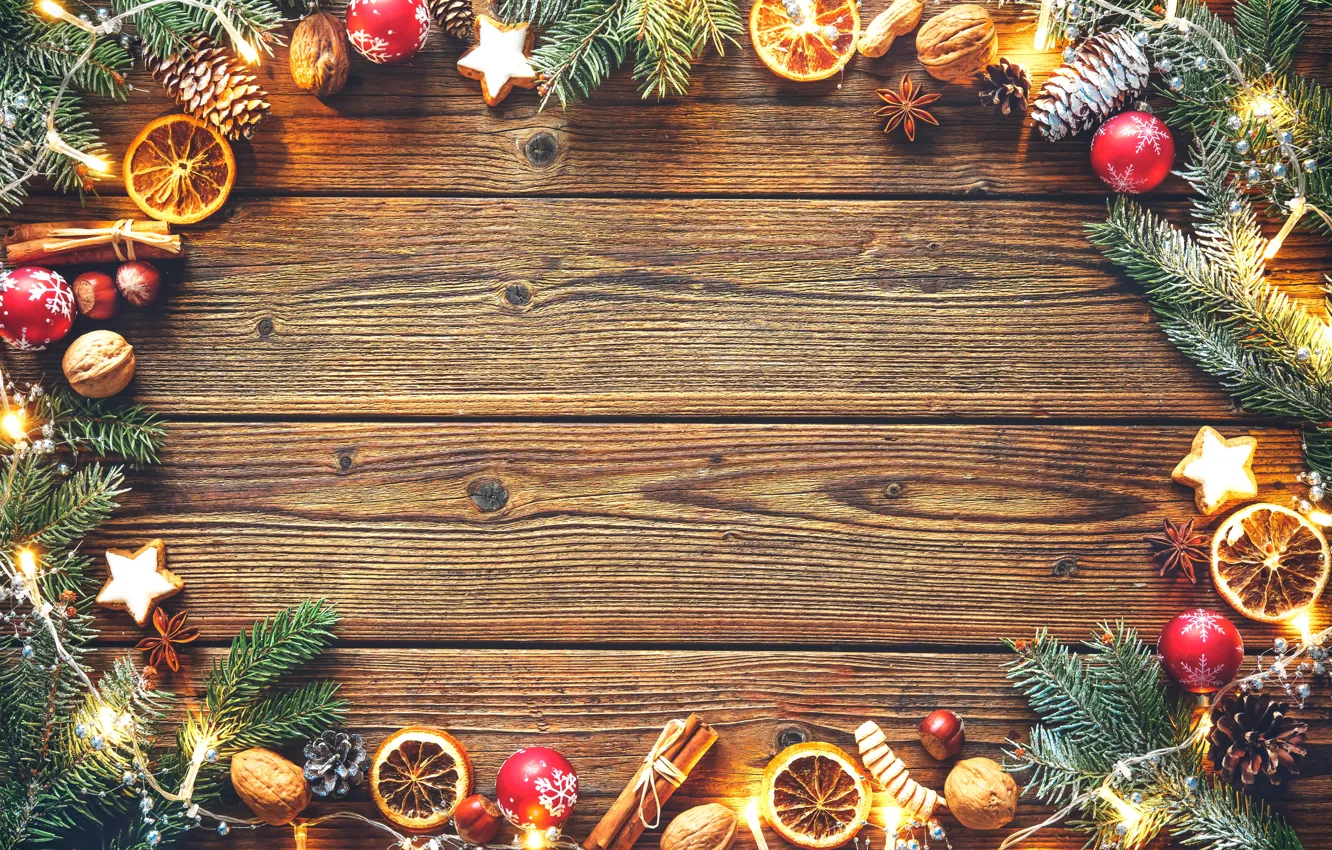 Фото обои шарики, дерево, апельсин, печенье, Рождество, Новый год, гирлянды, шишки, фундук, бадьян, грецкие орехи, палочки корицы, …
