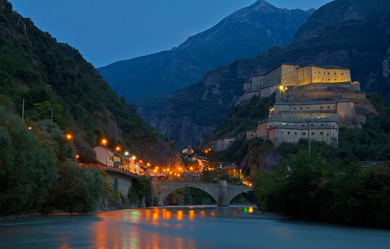Фото обои горы, ночь, мост, огни, река, Италия, Бар, Валле-д’Аоста