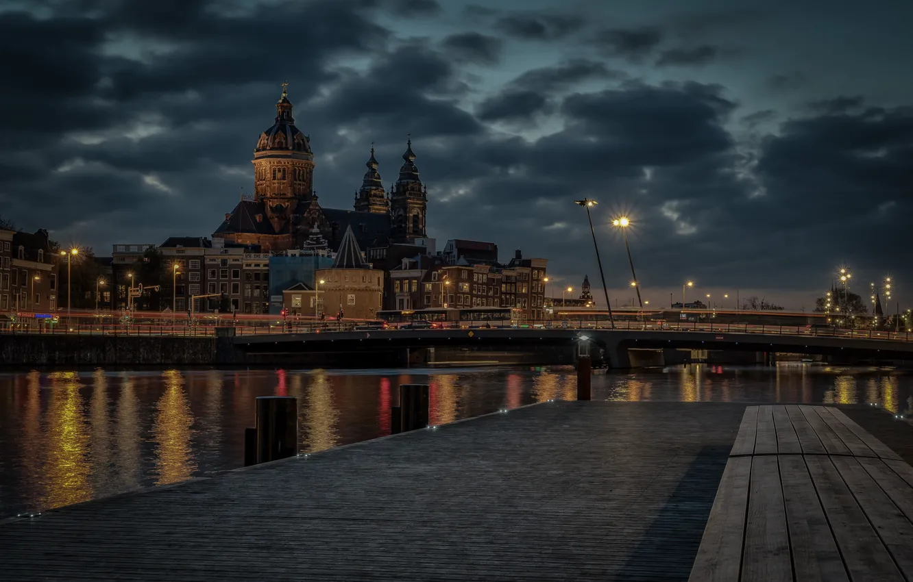 Фото обои река, здания, пристань, дома, причал, Амстердам, церковь, собор, Нидерланды, ночной город, Amsterdam, Netherlands, Церковь Святого …