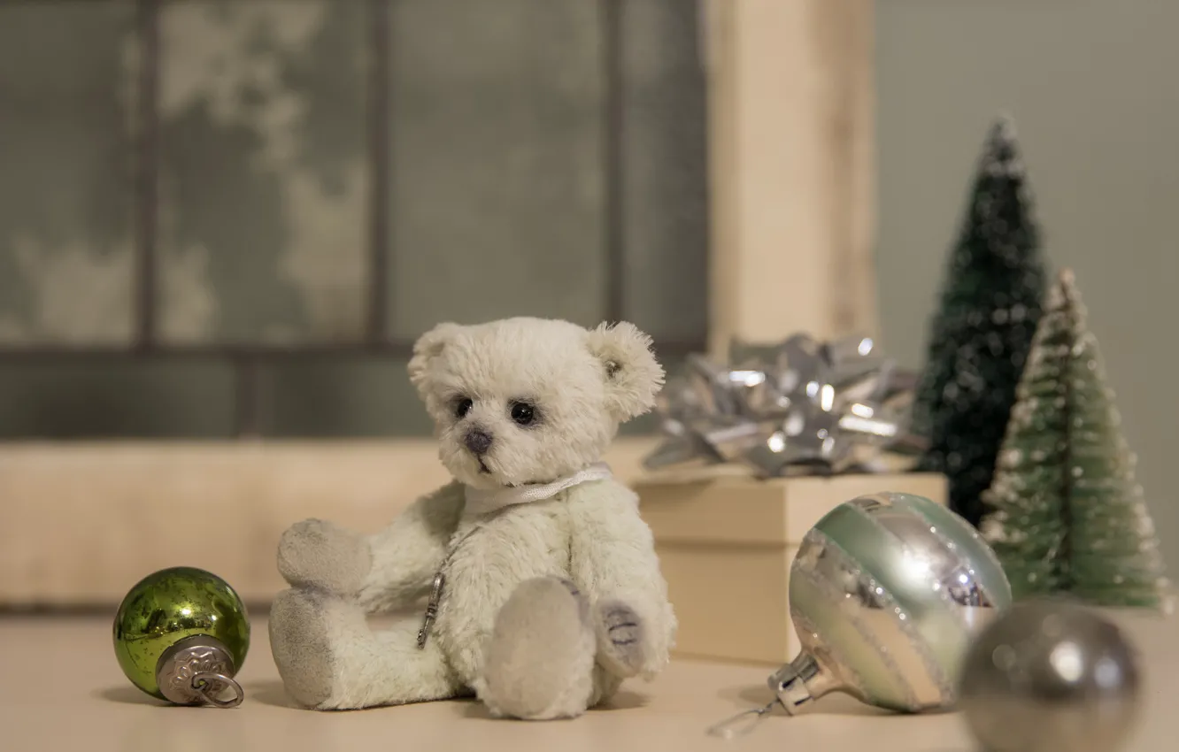 Фото обои шарики, настроение, праздник, подарок, шары, игрушки, Рождество, Новый год, медвежонок, ёлочки, плюшевый медведь