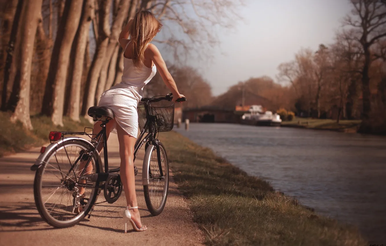 Фото обои девушка, солнце, деревья, природа, велосипед, поза, парк, фигура, платье, прическа, туфли, ножки, речка, в белом, …