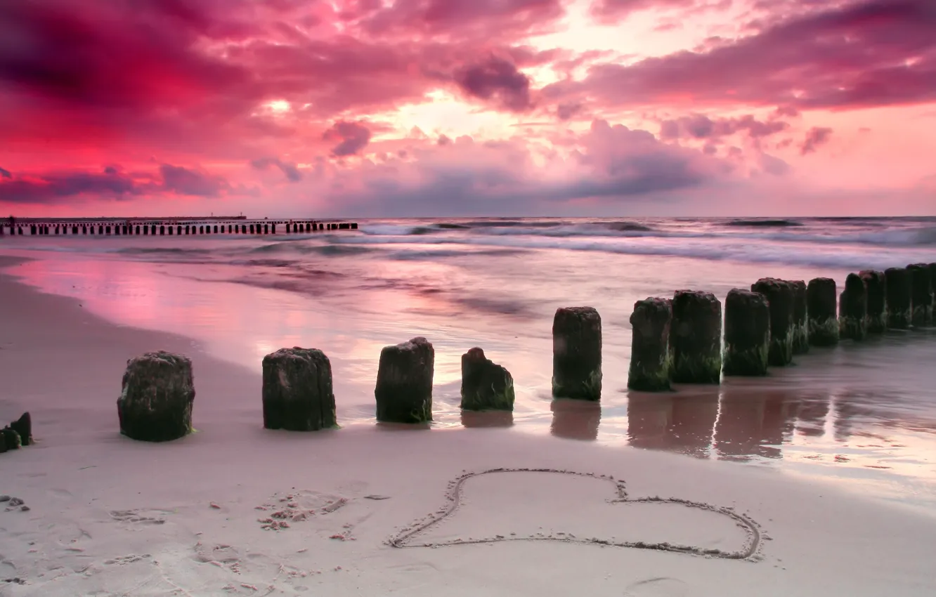 Фото обои песок, море, закат, побережье, сердце