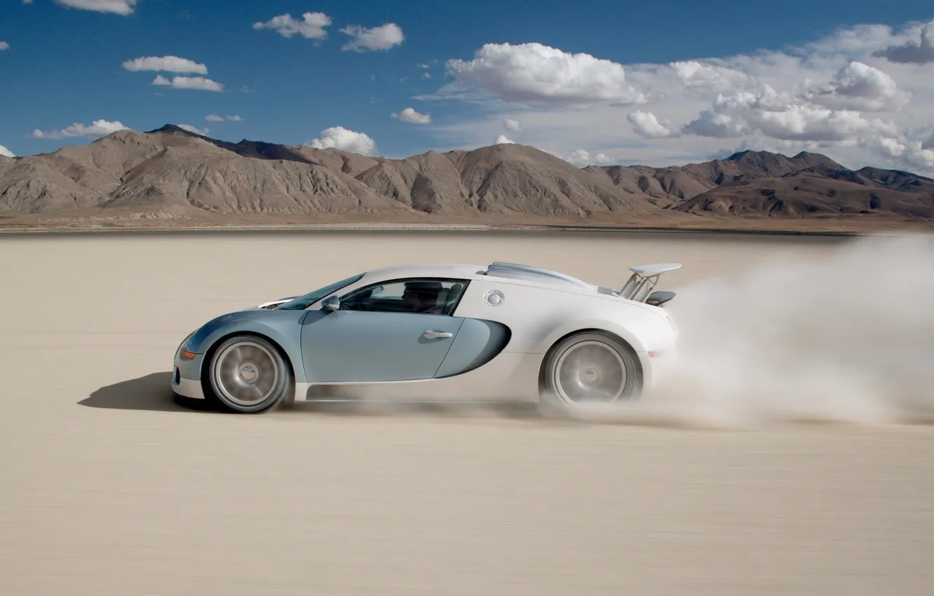 Фото обои песок, небо, горы, скорость, пыль, Bugatti