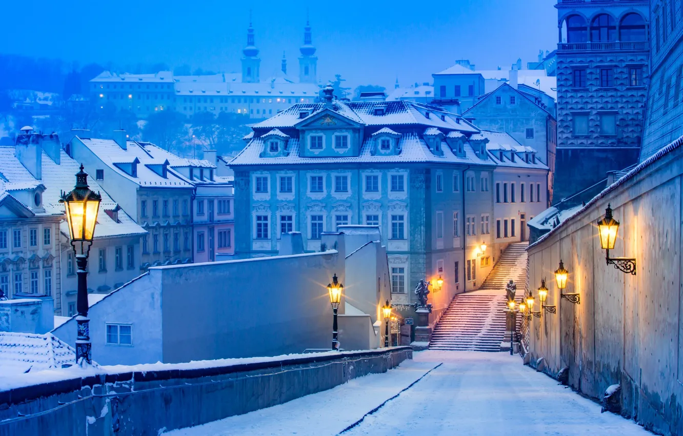 Фото обои зима, свет, снег, город, улица, дома, Прага, фонари