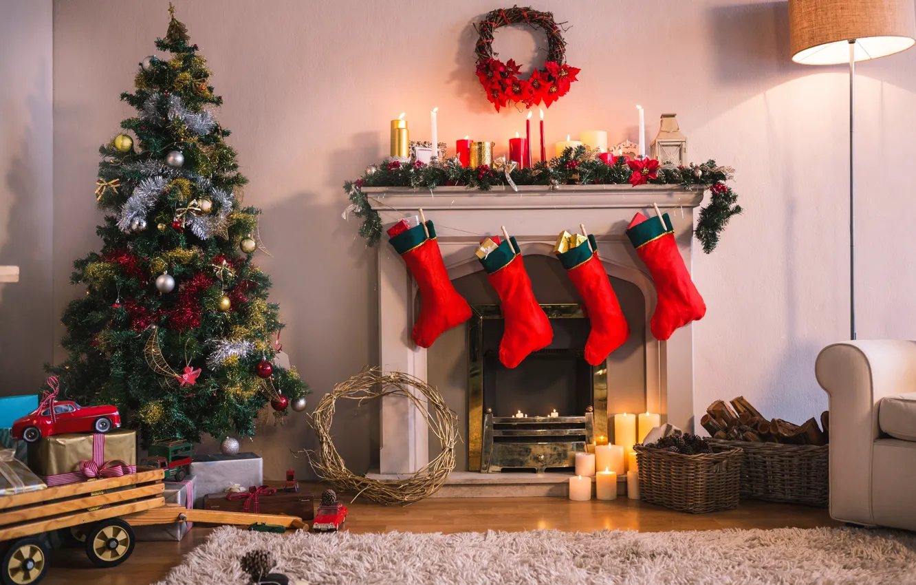 Фото обои украшения, праздник, елка, новый год, носки, камин, декор