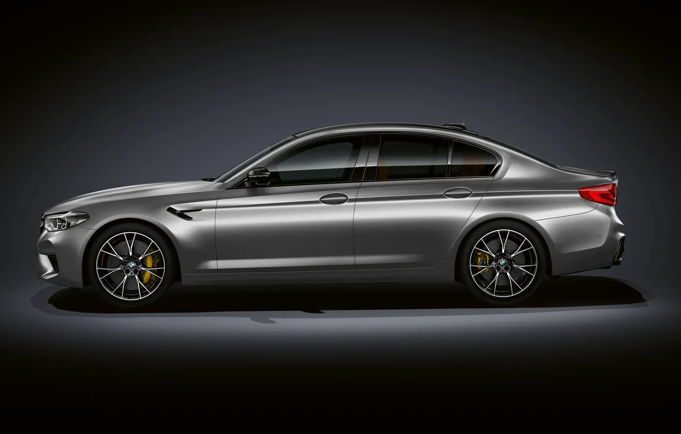 Фото обои серый, фон, BMW, профиль, седан, тёмный, 4x4, 2018, 625 л.с., четырёхдверный, M5, V8, F90, 4.4 …