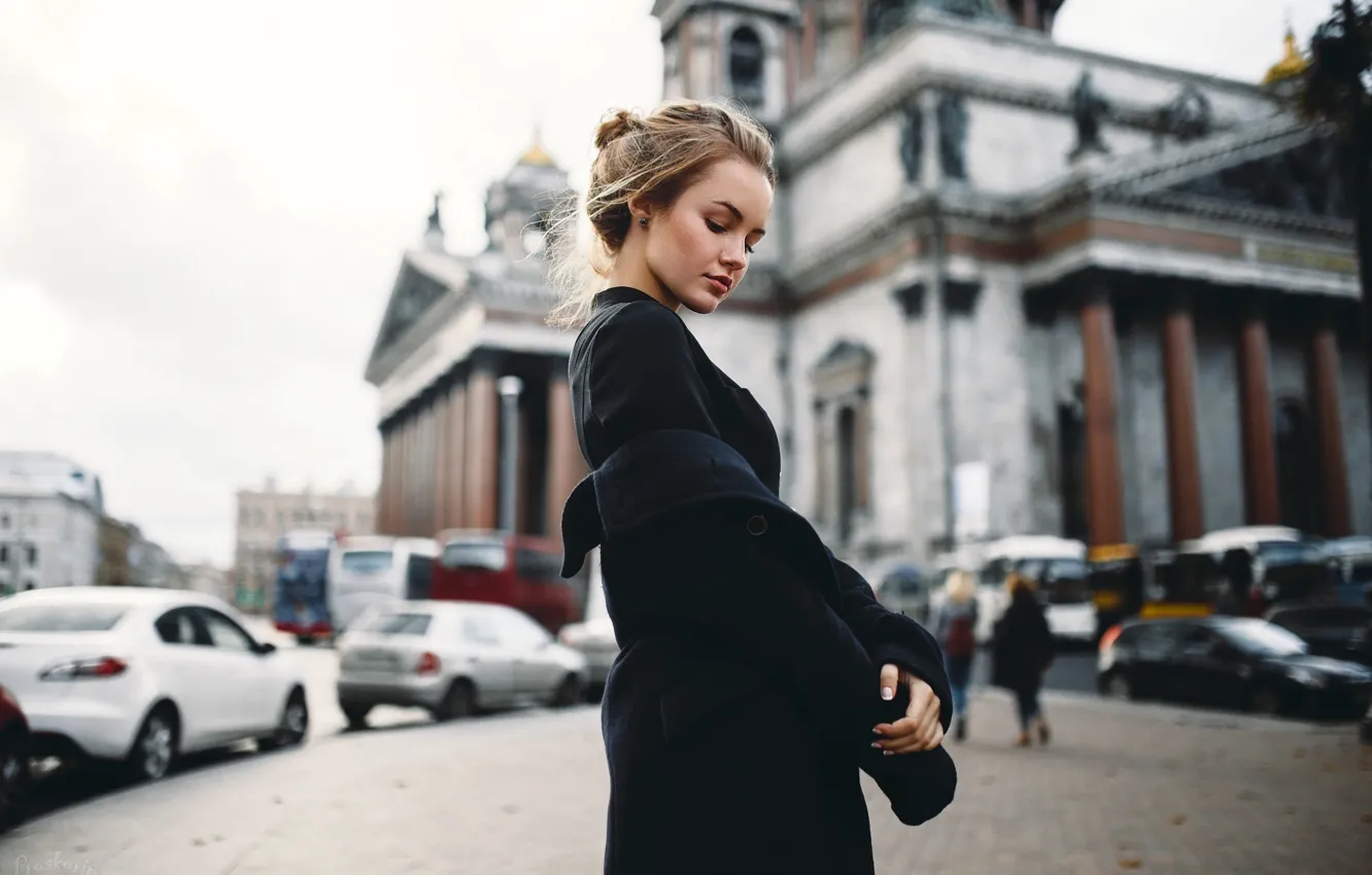 Девушка в пальто на улице