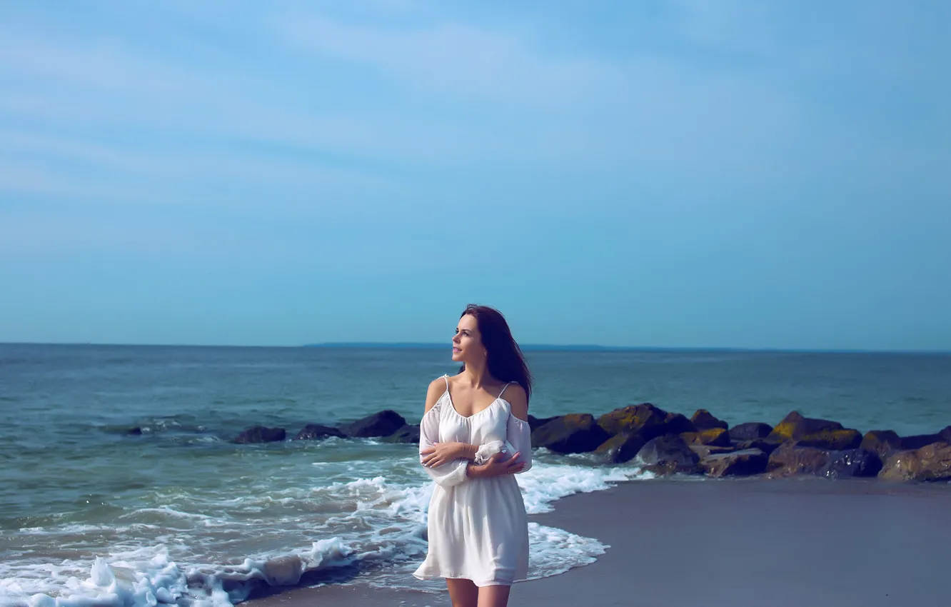 Фото обои песок, море, пляж, небо, девушка, солнце, камни, макияж, платье, брюнетка, горизонт, прическа, прогулка, в белом