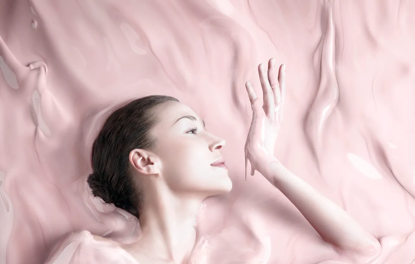 Фото обои девушка, розовый фон, Christophe Gilbert, клубничный крем