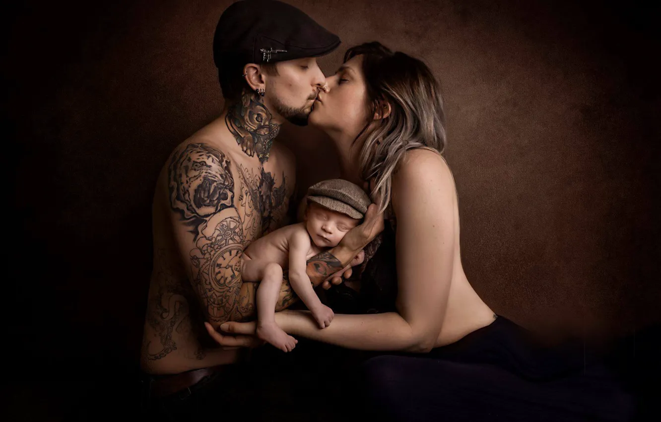 Фото обои девушка, фон, настроение, поцелуй, мальчик, тату, кепка, парень, ребёнок, младенец, семейный портрет, Zoe Louise Walker, …