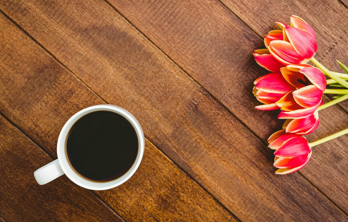 Фото обои цветы, кофе, букет, чашка, тюльпаны, красные, red, wood, flowers, cup, tulips, coffee