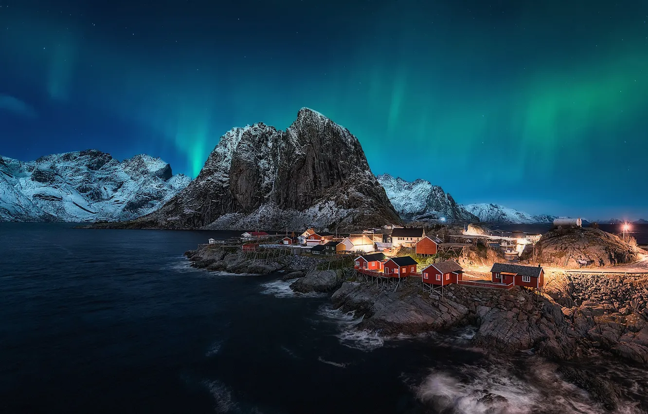 Фото обои небо, горы, ночь, Норвегия, поселение, фьорд, северное сеяние