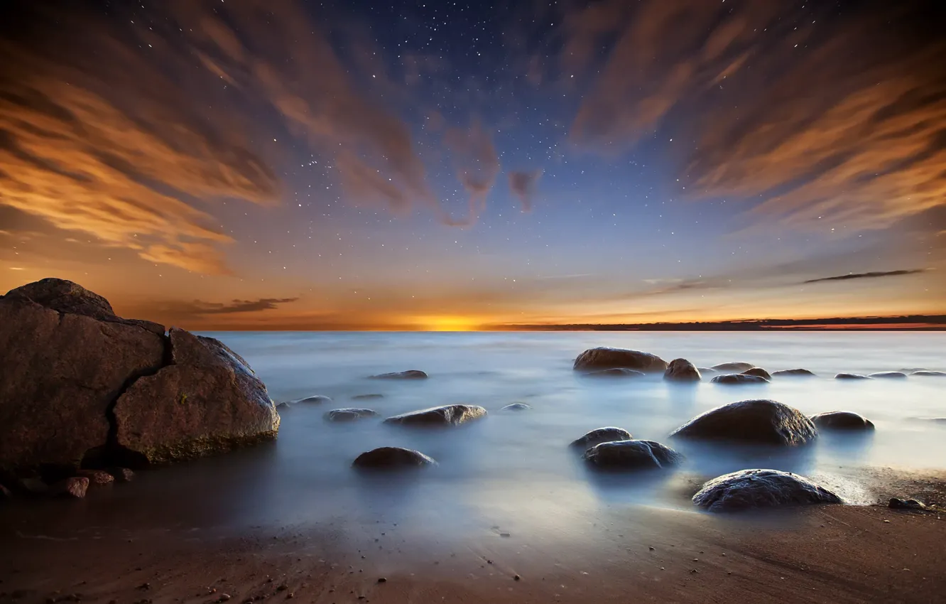 Фото обои море, пляж, небо, звезды, облака, свет, ночь, камни, вечер